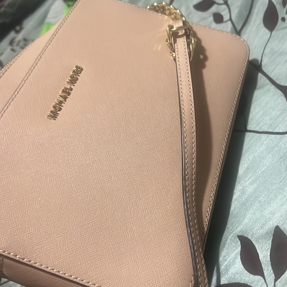 soft pink michael kors crossbody excellent condition!! - Picture 4 of 5